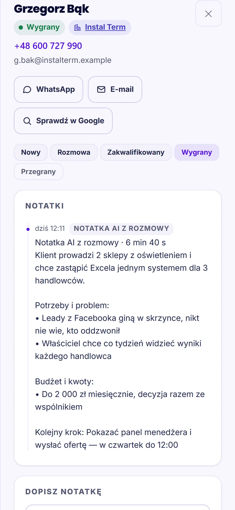 Karta klienta na telefonie z notatką AI z rozmowy